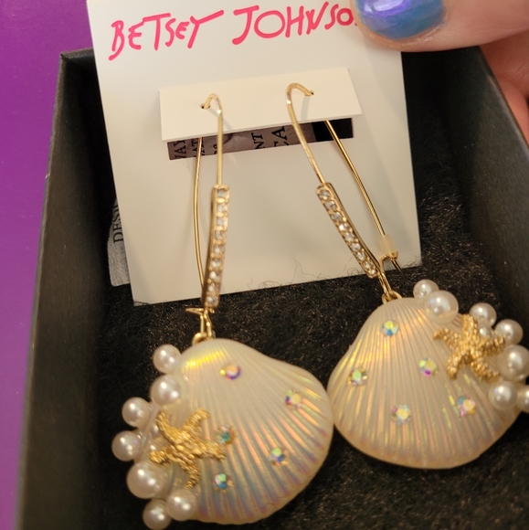 Betsey Johnson shell/ starfish earrings NWT - Picture 1 of 17